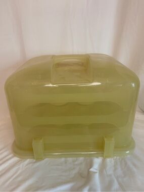 Stackable Yellow Plastic Cup Cake/Dessert Carrier with Handle